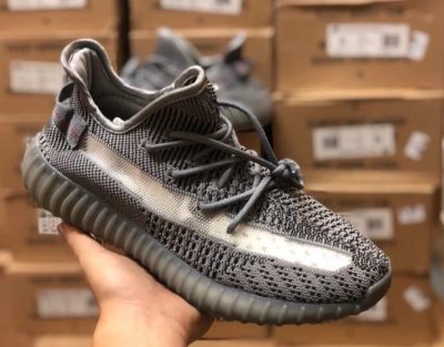 Лот: 14284399. Фото: 1. Кроссовки Yeezy 350 Boost V2... Кеды, кроссовки, слипоны