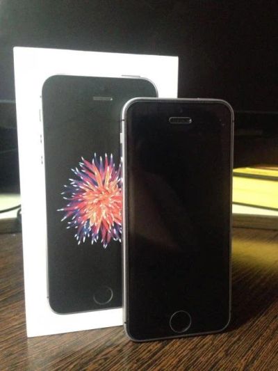Лот: 10895408. Фото: 1. IPhone SE. Смартфоны