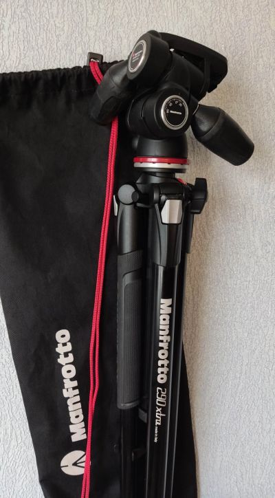 Лот: 19150147. Фото: 1. Штатив Manfrotto 290 xtra + голова... Штативы, держатели