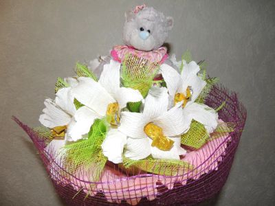 Лот: 4667127. Фото: 1. конфетный букет мишка в лилиях... Букеты из конфет, игрушек