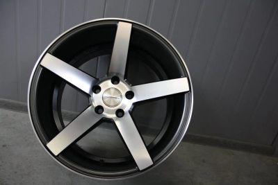 Лот: 11210184. Фото: 1. Vossen cv3 R18 5\112 8j et42. Диски