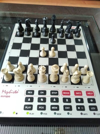Лот: 21376974. Фото: 1. Шахматы электронные Mephisto Europa. Шахматы, шашки, нарды