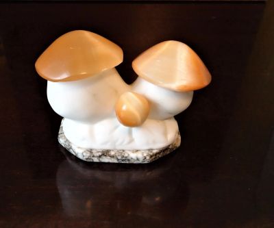 Лот: 12193309. Фото: 1. Камень оникс фигурка грибы. Фигурки, статуэтки