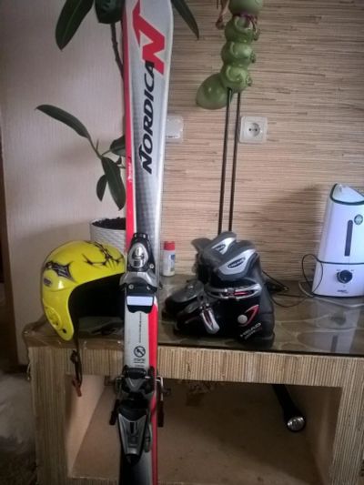 Лот: 10214584. Фото: 1. Горные лыжи с ботинками и шлемом... Другое (лыжи)