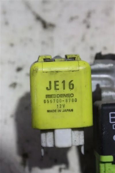 Лот: 21717990. Фото: 1. реле Mazda Demio DW3W. Двигатель и элементы двигателя