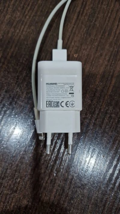 Лот: 25064860. Фото: 1. Зарядное устройство huawei hw-050200e02. Зарядные устройства, блоки питания, адаптеры сетевые для смартфонов