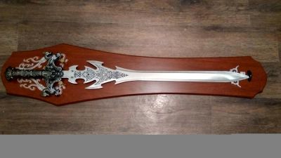Лот: 8126787. Фото: 1. Сувенирный меч, с деревянной подставкой... Оружие
