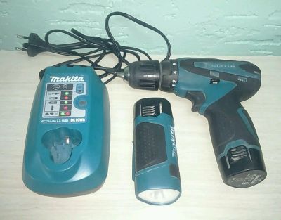 Лот: 9593989. Фото: 1. Набор шуруповерт Makita и фонарик. Электроинструмент