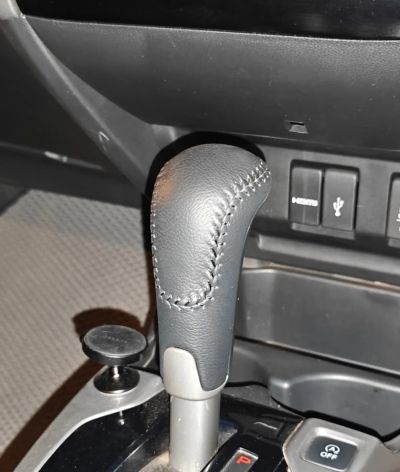 Лот: 25124909. Фото: 1. Кожаная ручка КПП honda fit 3... Салон