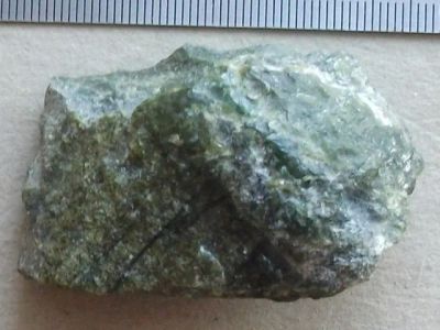 Лот: 19339070. Фото: 1. Обломок камня 4х2,5х1,5 см Змеевик-серпентинит... Минералы и окаменелости