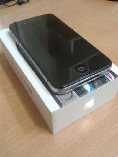 Лот: 8183192. Фото: 1. Iphone 4s + чехол и чехол-зарядка... Смартфоны