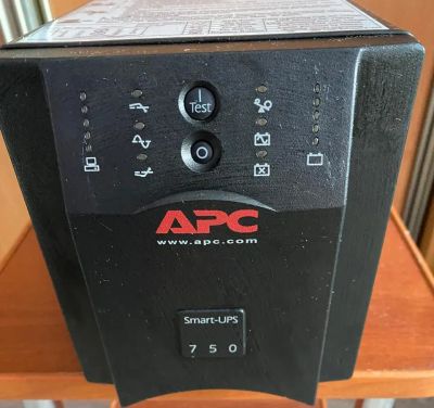 Лот: 21253246. Фото: 1. ИБП APC Smart-UPS 750VA (линейно-интерактивный... ИБП, аккумуляторы для ИБП