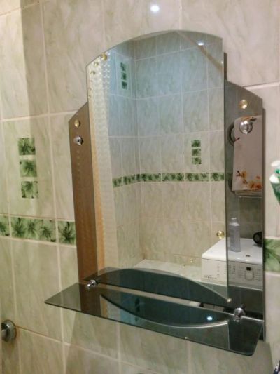 Лот: 6753200. Фото: 1. Зеркало с полочкой в ванную комнату. Зеркала