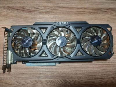 Лот: 14822565. Фото: 1. Видеокарта Gigabyte Radeon R9... Видеокарты