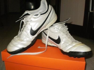 Лот: 3144659. Фото: 1. Футбольная обувь Nike Tiemto... Кеды, кроссовки, слипоны