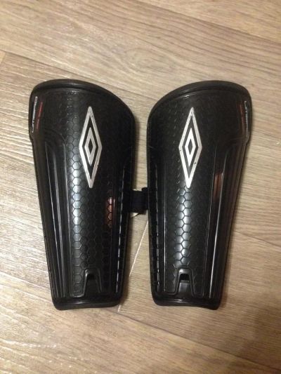 Лот: 10247990. Фото: 1. Футбольные щитки Umbro. Защита тела