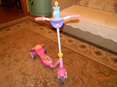 Лот: 3967527. Фото: 1. Продам самокат принцессы Disney. Самокаты