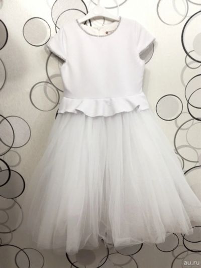 Лот: 18288656. Фото: 1. Белое праздничное платье с баской... Платья, сарафаны