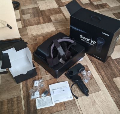 Лот: 25194429. Фото: 1. Samsung Gear VR with controller... Очки, шлемы виртуальной реальности