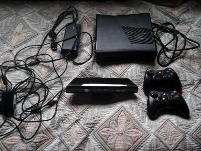 Лот: 7553401. Фото: 1. Xbox 360+ kinect+ 2 беспроводных... Игровые приставки, консоли