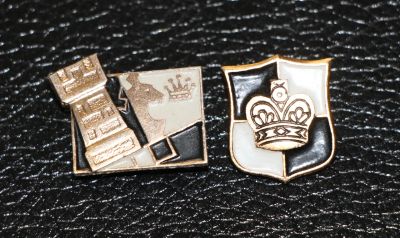 Лот: 3830346. Фото: 1. Значки Шахматы. 2 штуки. Сувенирные
