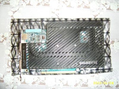 Лот: 199472. Фото: 1. Gigabyte ATI Radeon 256Mb PCI-E... Видеокарты