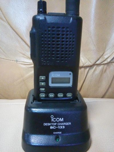 Лот: 8947455. Фото: 1. Радиостанции iCOM IC-A4. Зарядное... Рации, радиостанции