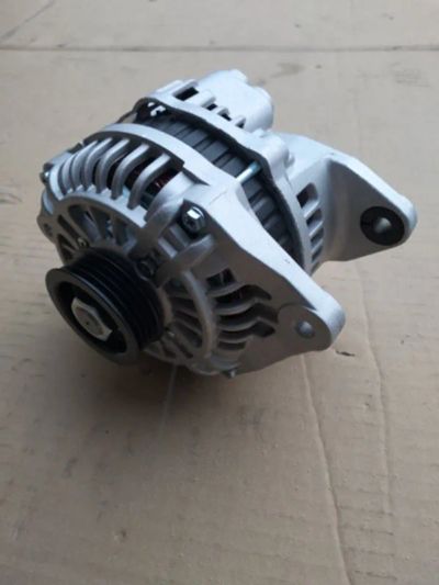 Лот: 21396180. Фото: 1. генератор Mazda Premacy CP8W. Двигатель и элементы двигателя