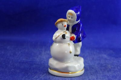 Лот: 21573273. Фото: 1. Девочка лепит снеговика Статуэтка... Фарфор, керамика