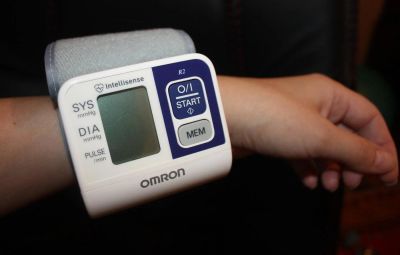 Лот: 4367440. Фото: 1. Тонометр на запястье" Omron R... Оборудование