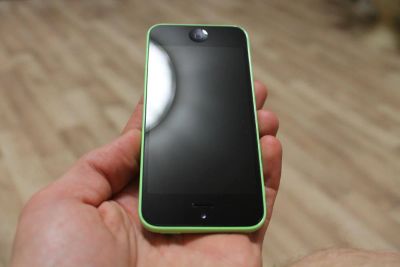 Лот: 8365997. Фото: 1. Iphone 5c + пару чехлов (зеленный... Смартфоны
