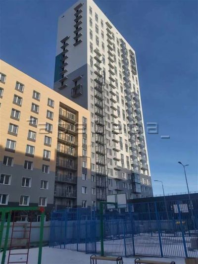 Лот: 20342250. Фото: 1. 3-комнатная квартира на ул. Авиаторов... Квартиры, студии