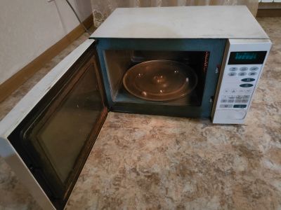 Лот: 19501218. Фото: 1. Продам микроволновку Samsung. Микроволновки, мини-печи