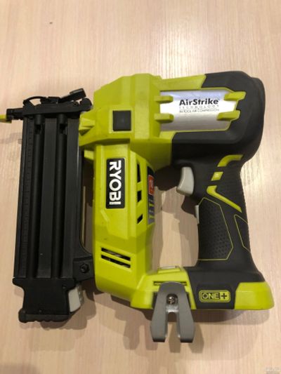 Лот: 18332621. Фото: 1. Аккумуляторный степлер Ryobi ONE... Электроинструмент
