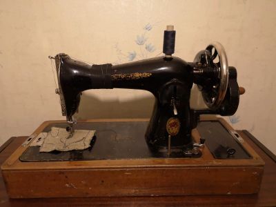 Лот: 15259797. Фото: 1. Продам швейную машину с футляром. Швейная, вязальная