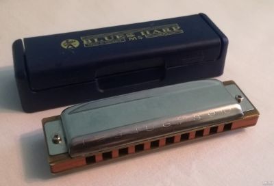 Лот: 15297757. Фото: 1. Губная гармошка Hohner Blues Harp... Баяны, аккордеоны, гармони