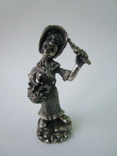 Лот: 19550667. Фото: 1. 172. статуэтка чугун серебро старушка... Фигурки, статуэтки