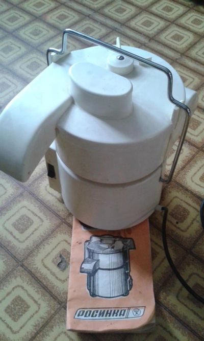 Лот: 6339790. Фото: 1. Соковыжималка из СССР "Росинка... Кухонная