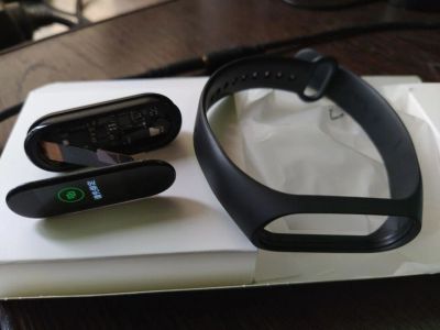 Лот: 15893762. Фото: 1. Xiaomi Mi Band 4 (экран отошёл... Смарт-часы, фитнес-браслеты, аксессуары