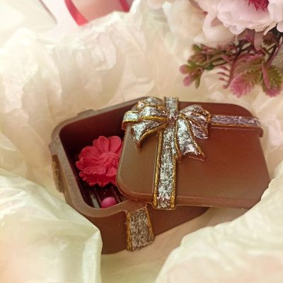 Лот: 21969858. Фото: 1. Шоколадная шкатулка с цветком... Шоколад, конфеты