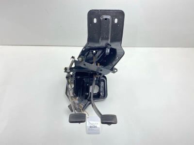 Лот: 25354740. Фото: 1. Педальный узел Mazda 626 1980... Двигатель и элементы двигателя