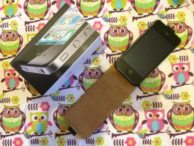 Лот: 4338579. Фото: 1. iPhone 4 черный б/у + кожаный... Смартфоны