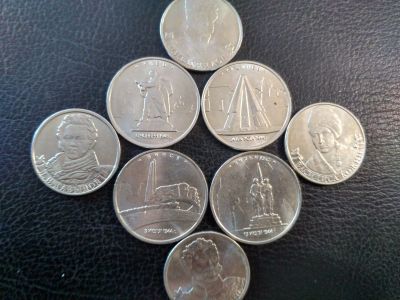 Лот: 13956547. Фото: 1. Монеты 2 рубля 4 шт и 5 рублей... Наборы монет