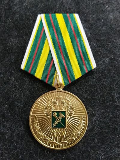 Лот: 16221292. Фото: 1. 2 Медаль таможня 25 лет с честью... Памятные медали