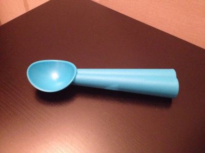 Лот: 10501317. Фото: 1. Ложка для мороженого Tupperware. Столовые приборы, ножи