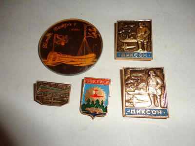 Лот: 10478007. Фото: 1. Набор значков (3). Сувенирные
