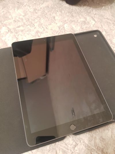 Лот: 18243911. Фото: 1. iPad 2018 space gray wifi 32gb. Планшеты