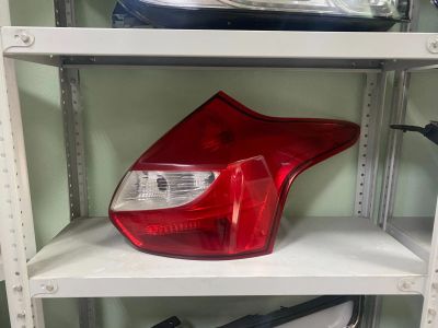 Лот: 25851092. Фото: 1. Задний (R) фонарь Ford Focus 3... Оптика и освещение