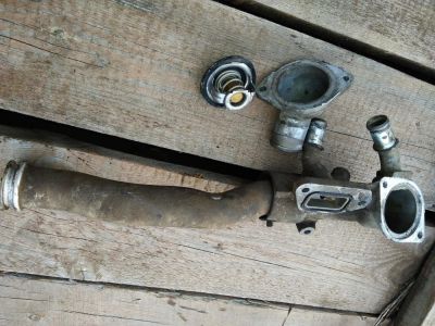 Лот: 9445691. Фото: 1. Трубка помпы, крышка термостата... Двигатель и элементы двигателя