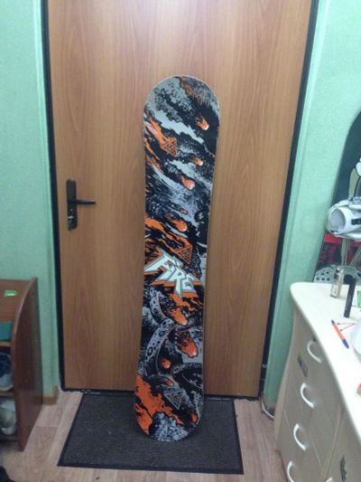 Лот: 10737162. Фото: 1. Сноуборд black fire 157см. Сноуборды